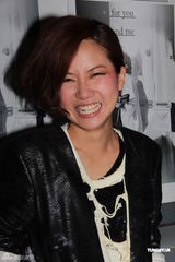 组图：陈奕迅现身卢凯彤音乐会 台上热吻