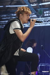 组图：八三夭开唱阿信站台 欲学谢和弦微博放料