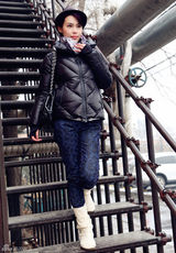 组图：韩丹彤黑色羽绒街拍 小礼帽显俏皮