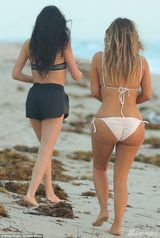 组图：辣妈卡戴珊秀瘦身成果 比基尼晒巨乳纤腰