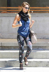 组图：杰西卡-阿尔芭蓝色小背心搭印花裤