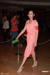 高清图：Lisa S现身时装展秀美腿琦琦裤装别有风情