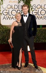 组图：金球颁奖“雷神”海姆沃斯携娇妻走红毯