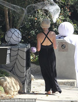 组图：安妮-海瑟薇深V长裙前胸大开 准备万圣节