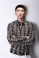 组图：宋珉宇发布全新写真气质冷峻