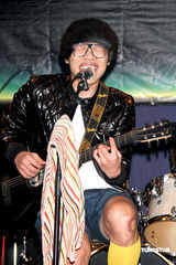 幻灯图：卢广仲坚持短裤造型做标记 范晓萱狂野开唱