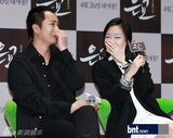 组图：朴海日金高恩等出席影片《银娇》发布会