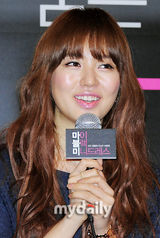 组图：尹恩惠露背装亮相 朴寒星车艺莲宣传新片