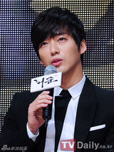 组图：朴真熙露背黑裙亮相《龟岩许浚》发布会