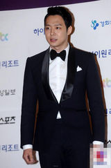 组图：朴有天现身百想西装笔挺帅气逼人