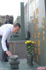 组图：李泽楷衬衫西裤现身拜祭祖先