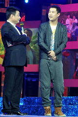 组图：小沈阳宋小宝助阵《樱桃》山东首播仪式