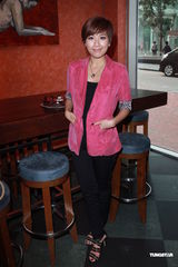 组图：周丽淇预祝生日 感情随缘绝不隐瞒