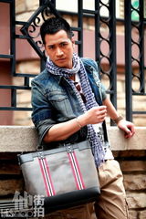 组图：何晟铭着休闲西装街拍 秀初秋型男风范