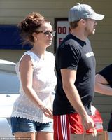 组图：小甜甜布兰妮鸡窝头上街 似路边大妈