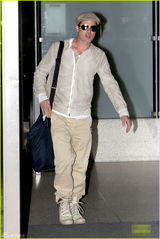 组图：布拉德皮特独自现身 贝雷帽配黑超帅气