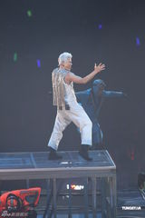 组图：郭富城个唱变型金刚舞台华丽震撼