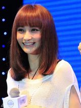 组图：姚笛出席活动粉丝雨中集体求婚