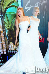 组图：韩团GirlsDay发新专辑 薄纱红裙显妖娆