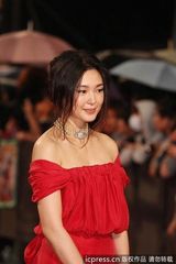 组图：金钟奖红毯曾珮瑜红色礼服温婉晒香肩