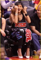 组图：蕾哈娜亮相球赛 应援装露乳沟活力四射