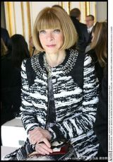 高清图：张曼玉携男友亮相巴黎时装周 随性俏皮