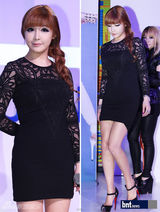 组图：2NE1出席为电子产品站台甜美亲和