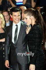 幻灯图：《暮光之城3:月食》韩国红毯 7月上映