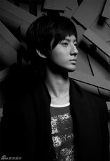 组图：赵文浩拍黑白大片 尝试成熟造型盼望长大