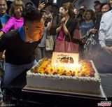 组图：陈奕迅红馆度生日 吹不灭蜡烛笑翻天