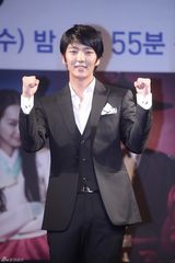 高清组图：李准基申敏儿出席《阿娘使道传》发布会