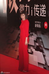 组图：2012新浪微博之夜红毯-关之琳性感露背