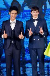 组图：蒋劲夫尼坤同台搞怪 新剧开机成情敌