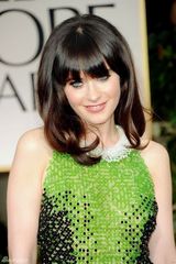 高清图：金球奖红毯佐伊-丹斯切尔绿色礼服亮相