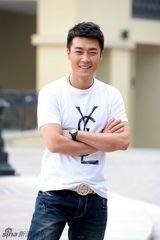 组图：《贤妻》厦门热拍 乔大韦笑容温暖