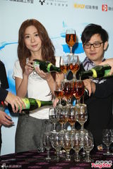 组图：陈绮贞演唱会男友现身 豪放上演女女舌吻