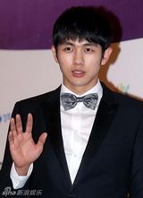 组图：2AM任瑟雍亮相百想红毯西装帅气领结俏皮