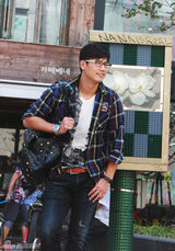 组图：于晓光韩国行写真变身时尚型男