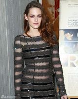 组图：斯图尔特透视裙红眼妆宣传《在路上》