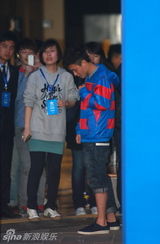 幻灯图：陈冠希北京搞怪代言 忙捞金不正面回应复出