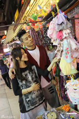 组图：周柏豪连诗雅依偎拥吻 自称戏外专一好男人