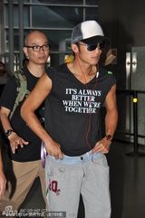 组图：谢霆锋离婚后首抵上海 一言不发引机场混乱