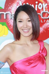 组图：杨秀惠高海宁同场斗性感 低胸礼服出席活动