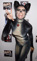 幻灯：好莱坞女星万圣节礼服 女仆护士应有尽有