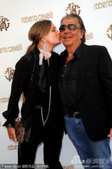 高清图：乔治-克鲁尼女友透视装亮相 拉法莉秀性感