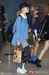 组图：韩女团T-ara香港归国机场展潮范儿