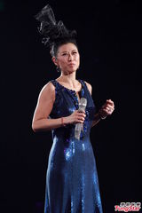 组图：叶倩文一家三口合唱 林青霞素颜到场欣赏