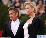 组图：塞隆红毯长裙坠地优雅 西恩-潘绅士风范