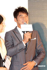 幻灯：陶晶莹与老公首度亲密代言 不忘为小S叫屈