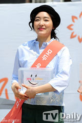 组图：韩星韩智敏朴真熙裴钟玉为饥饿儿募捐